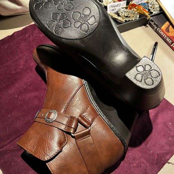 Ankle boots. Brown. These are really comfortable.  Size 10 W. - Picture 3 of 5
